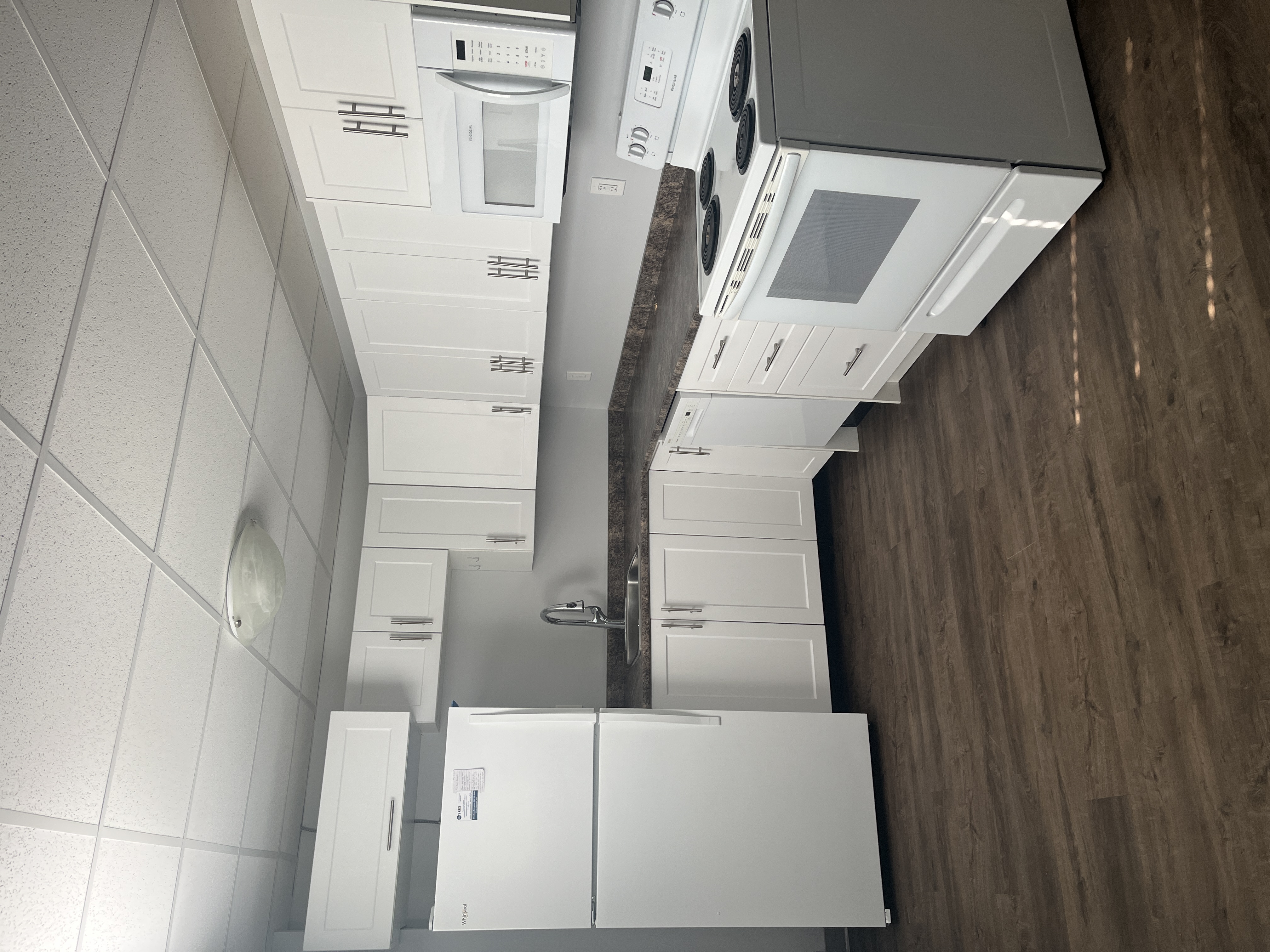 Spacious 1-Bedroom Suite with In-Suite Laundry & Balcony