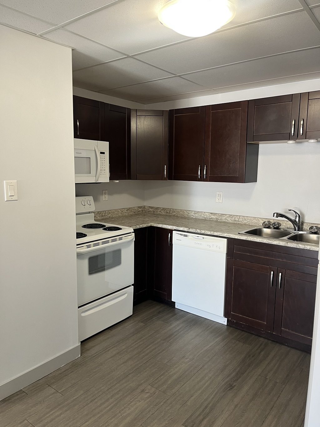 Spacious 1-Bedroom Suite with In-Suite Laundry & Balcony