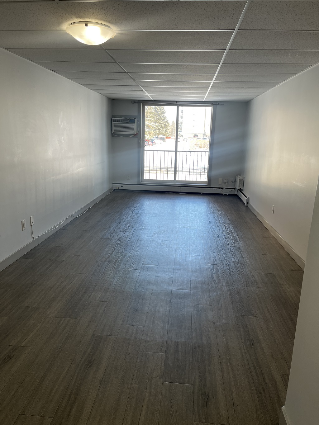 Spacious 1-Bedroom Suite with In-Suite Laundry & Balcony