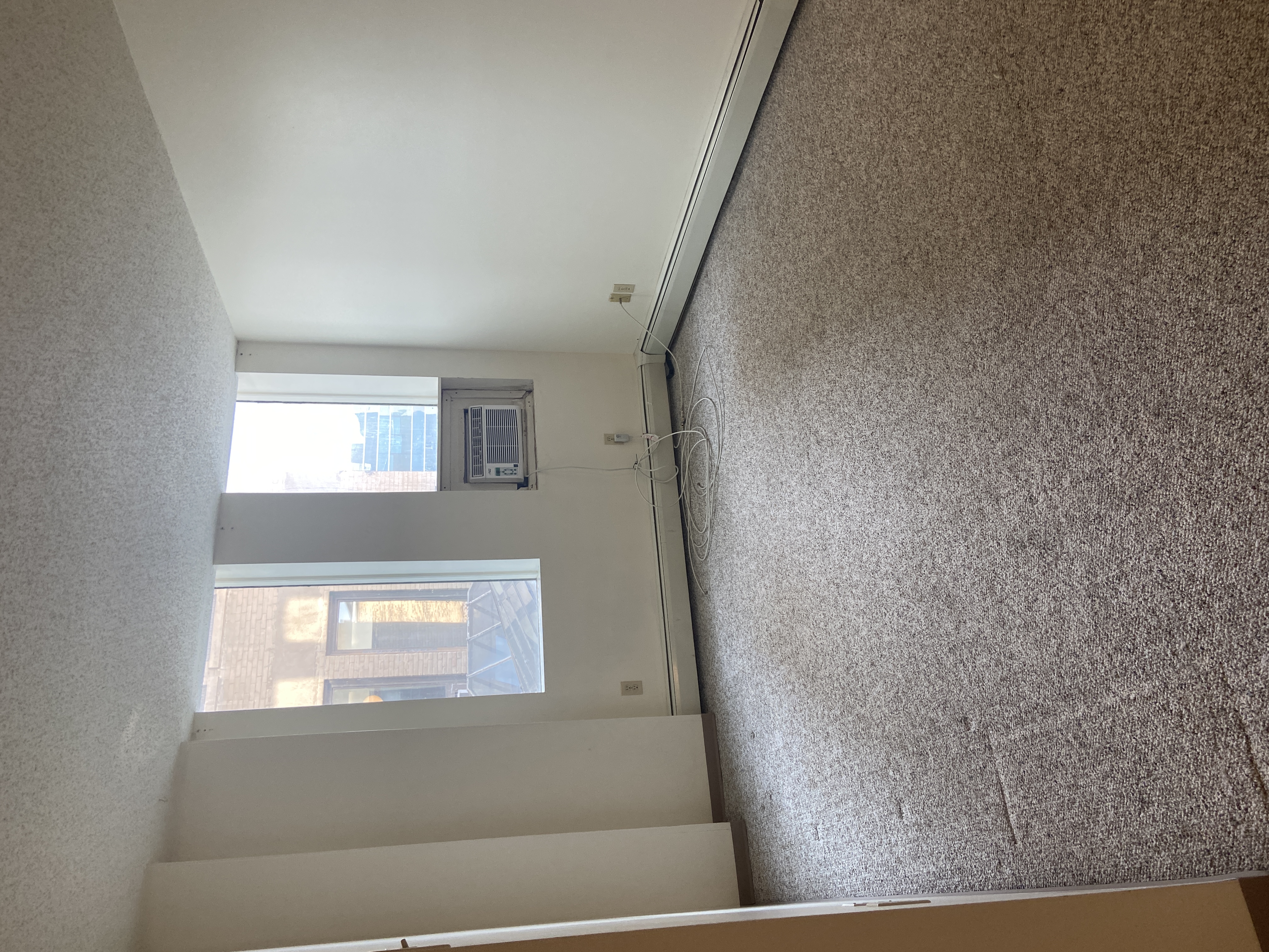 Large 1 Bedroom Down Town With Walk in Closet