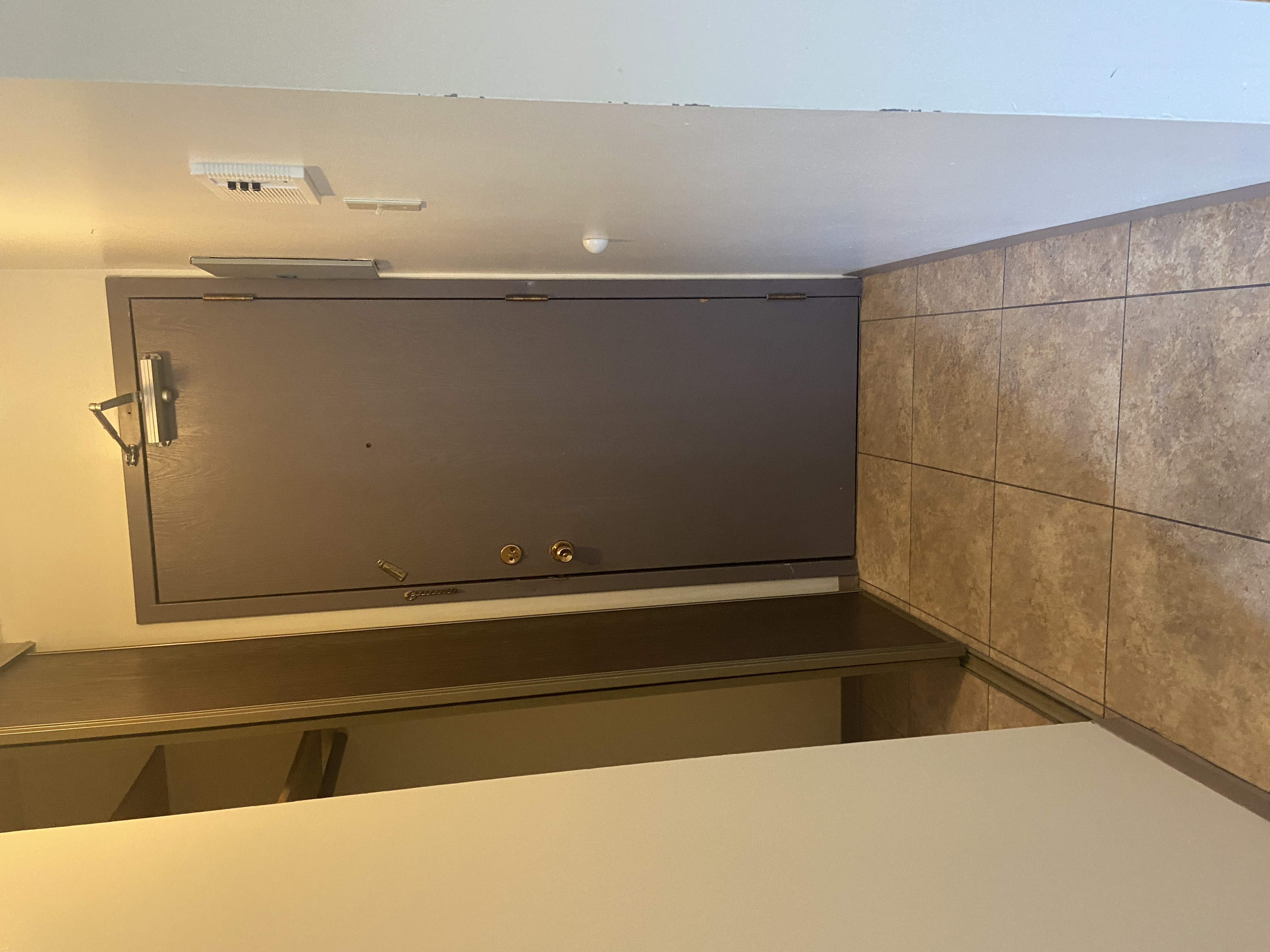 Large 1 Bedroom Down Town With Walk in Closet