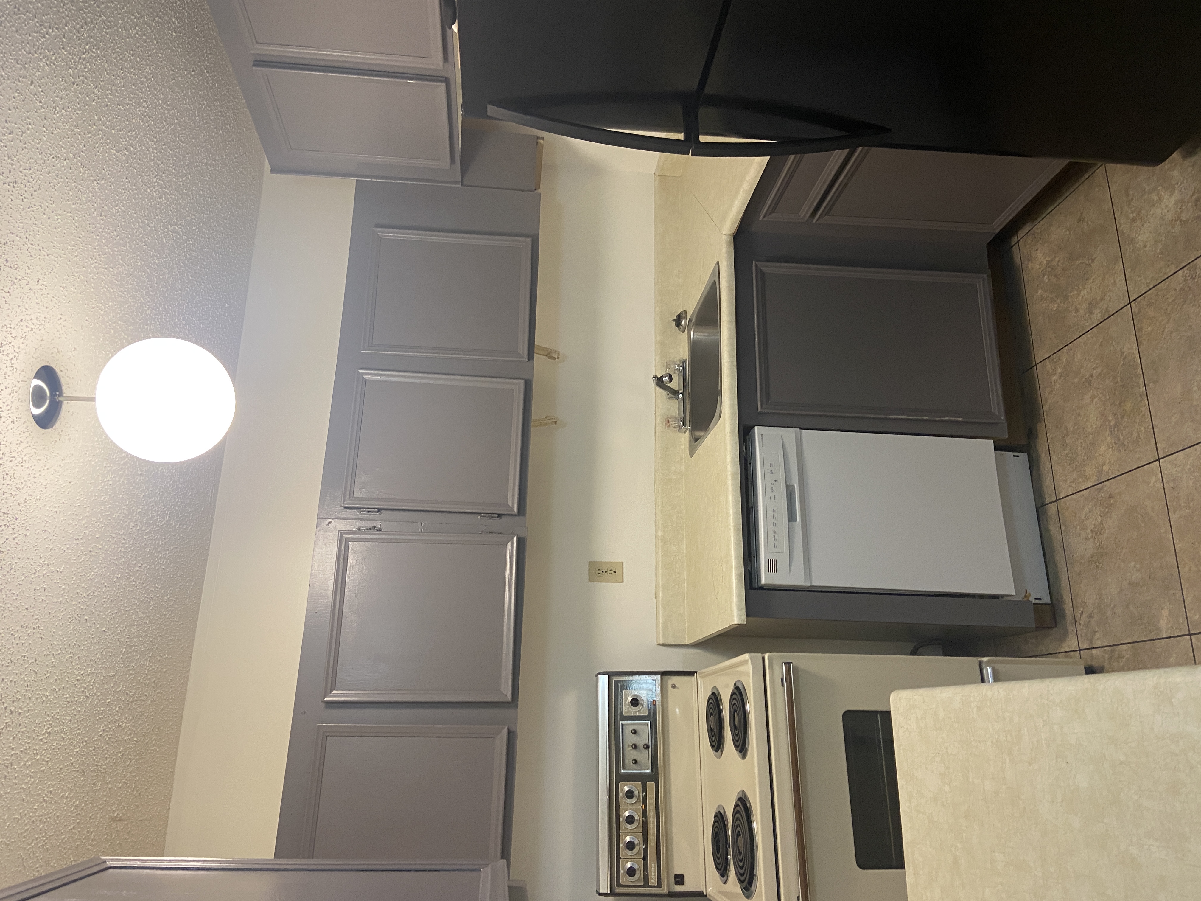 Large 1 Bedroom Down Town With Walk in Closet