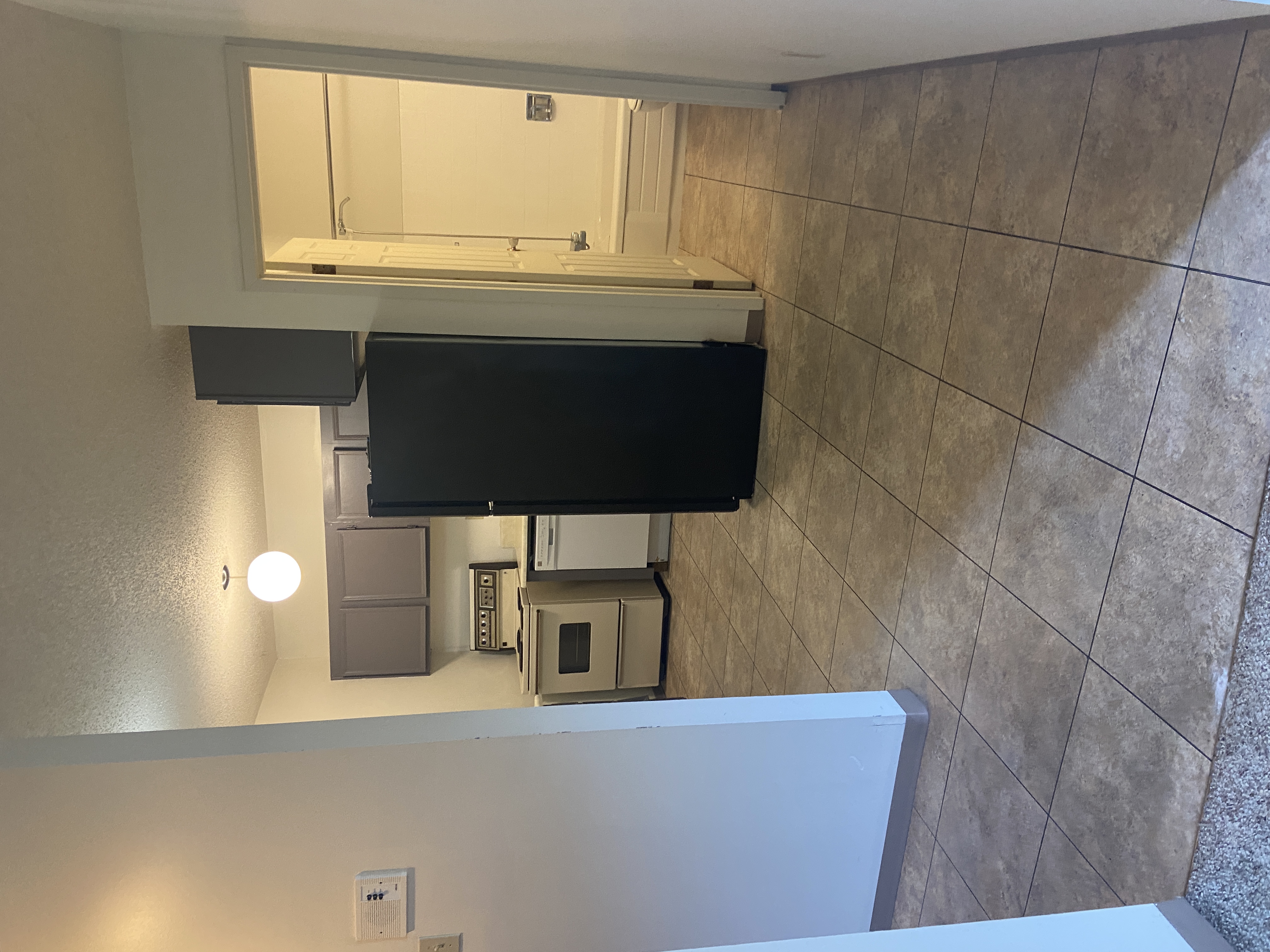 Large 1 Bedroom Down Town With Walk in Closet