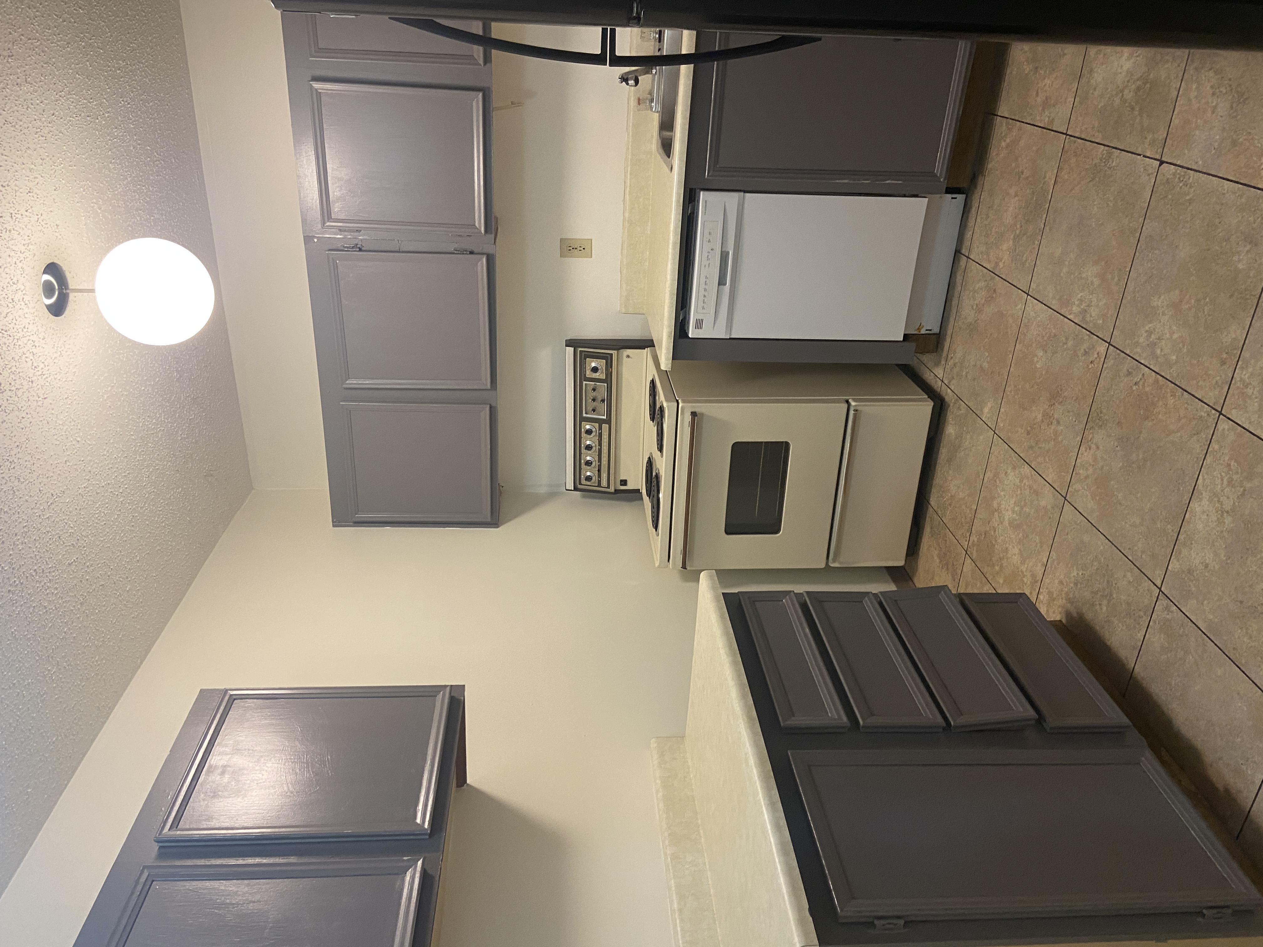 Large 1 Bedroom Down Town With Walk in Closet
